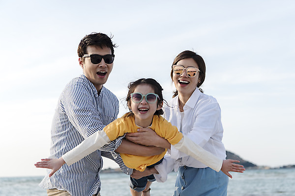 포토 JPG 주간 전신 여자 남자 딸 행복 어린이 바다 여행 장난 가족 하늘 엄마 가족여행 서기 미소 들기 상반신 성인 해변 야외 앞모습 옆모습 세명 30대 선글라스 제주시 맑음 화목 봄 한국인 가족라이프 아빠 핵가족 즐거움 바다여행 한림읍 금능해수욕장 국내포토 자연요소 라이프스타일 계절 감정 안경 뷰포인트 컨셉 관계 모션 날씨 표정 사람 동양인 장년 제주도 해수욕장 파일형식