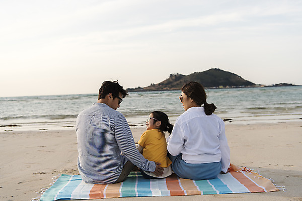 포토 JPG 주간 여자 남자 딸 행복 어린이 바다 여행 가족 하늘 엄마 가족여행 앉기 상반신 성인 해변 야외 뒷모습 세명 30대 선글라스 제주시 맑음 화목 봄 한국인 가족라이프 아빠 핵가족 즐거움 돗자리 바다여행 한림읍 금능해수욕장 국내포토 자연요소 라이프스타일 계절 감정 안경 뷰포인트 컨셉 관계 모션 날씨 사람 동양인 장년 제주도 해수욕장 파일형식