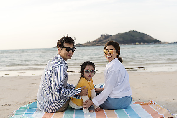 포토 JPG 주간 여자 남자 딸 행복 어린이 바다 여행 가족 하늘 엄마 가족여행 미소 앉기 상반신 성인 해변 야외 뒷모습 세명 30대 선글라스 제주시 맑음 화목 봄 한국인 가족라이프 뒤돌아보기 아빠 핵가족 즐거움 돗자리 바다여행 한림읍 금능해수욕장 국내포토 자연요소 라이프스타일 계절 감정 안경 뷰포인트 컨셉 관계 모션 날씨 표정 사람 동양인 장년 제주도 해수욕장 파일형식