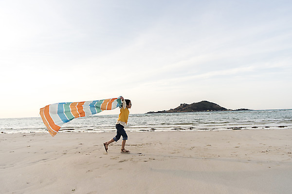 포토 JPG 주간 전신 여자 행복 어린이 바다 여행 하늘 가족여행 한명 소녀 해변 야외 옆모습 달리기 제주시 맑음 화목 봄 한국인 가족라이프 천 핵가족 즐거움 바다여행 한림읍 소녀한명만 금능해수욕장 국내포토 자연요소 1 라이프스타일 계절 감정 뷰포인트 컨셉 가족 모션 날씨 사람 동양인 제주도 직물 해수욕장 여자한명만 소녀만 파일형식