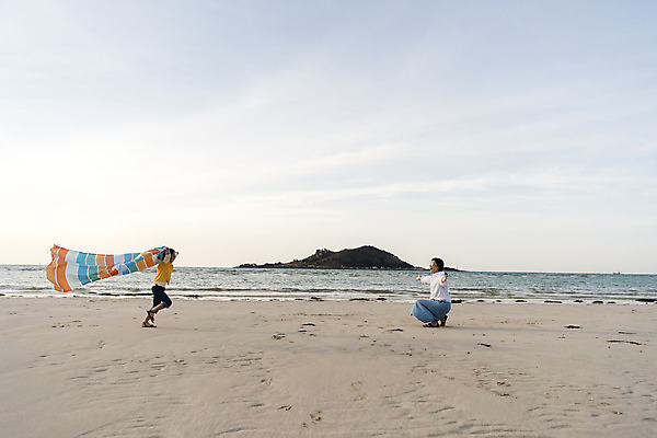 포토 JPG 주간 전신 여자 딸 행복 어린이 바다 여행 가족 하늘 모녀 엄마 팔벌리기 가족여행 성인 해변 야외 두명 옆모습 30대 달리기 제주시 맑음 화목 봄 한국인 가족라이프 천 핵가족 즐거움 바다여행 한림읍 여자만 금능해수욕장 국내포토 자연요소 라이프스타일 계절 감정 뷰포인트 컨셉 관계 모션 날씨 사람 동양인 장년 제주도 직물 해수욕장 파일형식