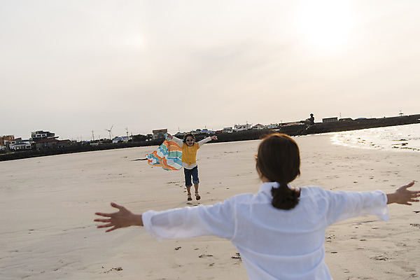 포토 JPG 주간 전신 여자 딸 행복 어린이 바다 여행 가족 하늘 모녀 엄마 팔벌리기 가족여행 상반신 성인 해변 야외 두명 앞모습 뒷모습 30대 달리기 제주시 맑음 화목 봄 한국인 가족라이프 천 핵가족 즐거움 바다여행 한림읍 여자만 금능해수욕장 국내포토 자연요소 라이프스타일 계절 감정 뷰포인트 컨셉 관계 모션 날씨 사람 동양인 장년 제주도 직물 해수욕장 파일형식