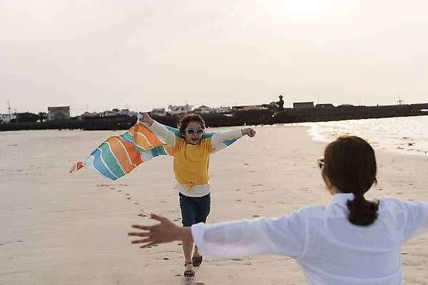 포토 JPG 주간 전신 여자 딸 행복 어린이 바다 여행 가족 하늘 모녀 엄마 팔벌리기 가족여행 상반신 성인 해변 야외 두명 앞모습 뒷모습 30대 달리기 제주시 맑음 화목 봄 한국인 가족라이프 천 핵가족 즐거움 바다여행 한림읍 여자만 금능해수욕장 국내포토 자연요소 라이프스타일 계절 감정 뷰포인트 컨셉 관계 모션 날씨 사람 동양인 장년 제주도 직물 해수욕장 파일형식