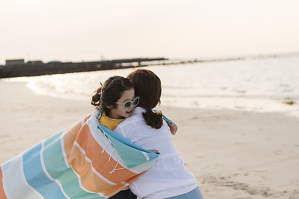 포토 JPG 주간 여자 딸 행복 어린이 바다 여행 가족 포옹 하늘 모녀 엄마 가족여행 상반신 성인 해변 야외 두명 옆모습 뒷모습 30대 제주시 맑음 화목 봄 한국인 가족라이프 천 핵가족 즐거움 바다여행 한림읍 여자만 금능해수욕장 국내포토 자연요소 라이프스타일 계절 감정 뷰포인트 컨셉 관계 안기 날씨 사람 동양인 장년 제주도 직물 해수욕장 파일형식