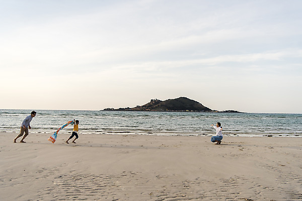 포토 JPG 주간 전신 여자 남자 딸 행복 어린이 바다 여행 가족 하늘 엄마 팔벌리기 가족여행 성인 해변 야외 옆모습 세명 30대 달리기 제주시 맑음 화목 봄 한국인 가족라이프 아빠 천 핵가족 즐거움 바다여행 한림읍 금능해수욕장 국내포토 자연요소 라이프스타일 계절 감정 뷰포인트 컨셉 관계 모션 날씨 사람 동양인 장년 제주도 직물 해수욕장 파일형식