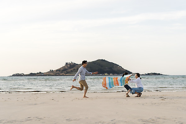 포토 JPG 주간 전신 여자 남자 딸 행복 어린이 바다 여행 가족 하늘 엄마 팔벌리기 가족여행 성인 해변 야외 옆모습 세명 30대 달리기 제주시 맑음 화목 봄 한국인 가족라이프 아빠 천 핵가족 즐거움 바다여행 한림읍 금능해수욕장 국내포토 자연요소 라이프스타일 계절 감정 뷰포인트 컨셉 관계 모션 날씨 사람 동양인 장년 제주도 직물 해수욕장 파일형식