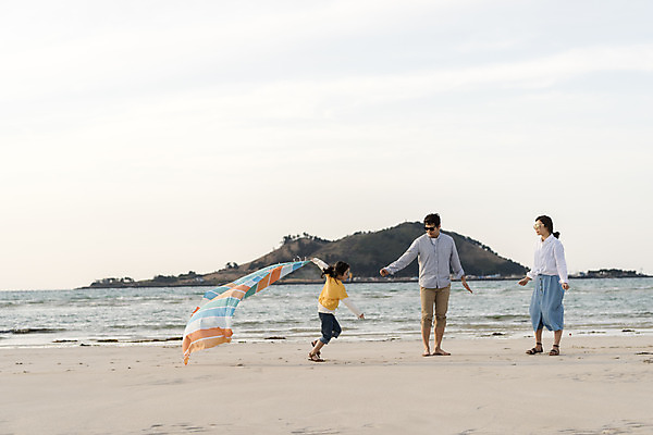 포토 JPG 주간 전신 여자 남자 딸 행복 어린이 바다 여행 가족 하늘 엄마 가족여행 성인 해변 야외 앞모습 옆모습 세명 30대 달리기 제주시 맑음 화목 봄 한국인 가족라이프 아빠 핵가족 즐거움 바다여행 한림읍 1000 금능해수욕장 국내포토 자연요소 라이프스타일 계절 감정 뷰포인트 컨셉 관계 모션 날씨 사람 동양인 장년 제주도 숫자 해수욕장 파일형식