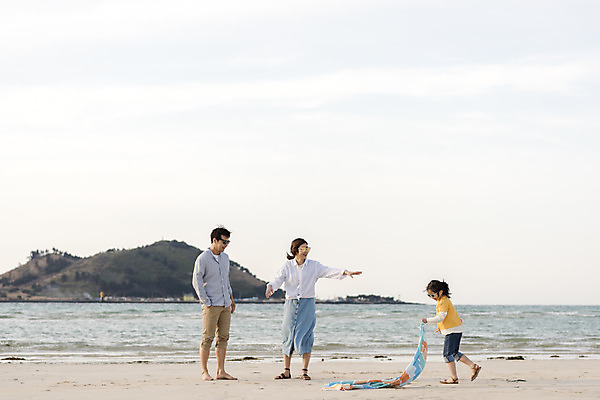 포토 JPG 주간 전신 여자 남자 딸 행복 어린이 바다 여행 가족 하늘 엄마 가족여행 성인 해변 야외 앞모습 옆모습 세명 30대 달리기 제주시 맑음 화목 봄 한국인 가족라이프 아빠 핵가족 즐거움 바다여행 한림읍 1000 금능해수욕장 국내포토 자연요소 라이프스타일 계절 감정 뷰포인트 컨셉 관계 모션 날씨 사람 동양인 장년 제주도 숫자 해수욕장 파일형식