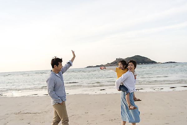 포토 JPG 주간 전신 여자 남자 딸 행복 어린이 바다 여행 가족 하늘 엄마 가족여행 미소 상반신 성인 해변 야외 옆모습 세명 30대 제주시 걷기 맑음 화목 봄 산책 한국인 가족라이프 아빠 핵가족 즐거움 손인사 업기 바다여행 한림읍 금능해수욕장 국내포토 자연요소 라이프스타일 계절 감정 뷰포인트 컨셉 관계 모션 날씨 휴식 표정 사람 동양인 장년 제주도 인사 해수욕장 파일형식