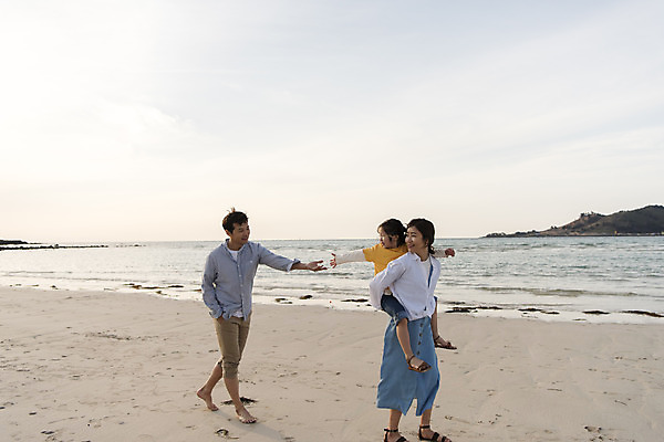 포토 JPG 주간 전신 여자 남자 딸 행복 어린이 바다 여행 가족 하늘 엄마 가족여행 성인 해변 야외 앞모습 세명 30대 제주시 걷기 맑음 화목 봄 산책 한국인 가족라이프 아빠 핵가족 즐거움 업기 손뻗기 바다여행 한림읍 금능해수욕장 국내포토 자연요소 라이프스타일 계절 감정 뷰포인트 컨셉 관계 모션 날씨 휴식 사람 동양인 장년 제주도 해수욕장 파일형식