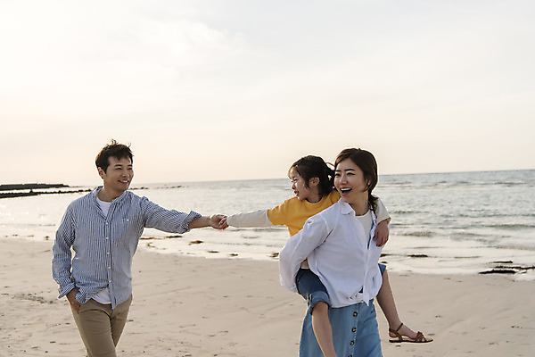 포토 JPG 주간 전신 여자 남자 딸 행복 어린이 바다 여행 가족 하늘 엄마 가족여행 미소 상반신 성인 해변 야외 앞모습 세명 30대 제주시 걷기 손잡기 맑음 화목 봄 산책 한국인 가족라이프 아빠 핵가족 즐거움 업기 바다여행 한림읍 금능해수욕장 국내포토 자연요소 라이프스타일 계절 감정 뷰포인트 컨셉 관계 모션 날씨 휴식 표정 사람 동양인 장년 제주도 해수욕장 파일형식