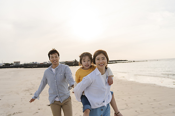 포토 JPG 주간 전신 여자 남자 딸 행복 어린이 바다 여행 가족 하늘 엄마 가족여행 미소 상반신 성인 해변 야외 앞모습 세명 30대 제주시 걷기 손잡기 맑음 화목 봄 산책 한국인 가족라이프 아빠 핵가족 즐거움 업기 바다여행 한림읍 금능해수욕장 국내포토 자연요소 라이프스타일 계절 감정 뷰포인트 컨셉 관계 모션 날씨 휴식 표정 사람 동양인 장년 제주도 해수욕장 파일형식