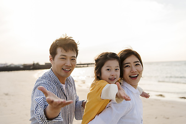 포토 JPG 주간 여자 남자 딸 행복 어린이 바다 여행 가족 포옹 하늘 엄마 가족여행 서기 미소 상반신 성인 해변 야외 옆모습 세명 30대 제주시 맑음 화목 봄 한국인 가족라이프 아빠 핵가족 즐거움 업기 바다여행 한림읍 금능해수욕장 국내포토 자연요소 라이프스타일 계절 감정 뷰포인트 컨셉 관계 안기 모션 날씨 표정 사람 동양인 장년 제주도 해수욕장 파일형식