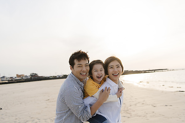 포토 JPG 주간 여자 남자 딸 행복 어린이 바다 여행 가족 포옹 하늘 엄마 가족여행 서기 미소 상반신 성인 해변 야외 옆모습 세명 30대 제주시 맑음 화목 봄 한국인 가족라이프 아빠 핵가족 즐거움 업기 바다여행 한림읍 금능해수욕장 국내포토 자연요소 라이프스타일 계절 감정 뷰포인트 컨셉 관계 안기 모션 날씨 표정 사람 동양인 장년 제주도 해수욕장 파일형식