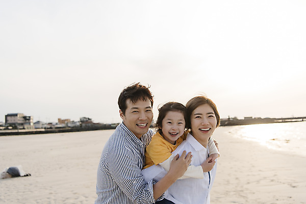 포토 JPG 주간 여자 남자 딸 행복 어린이 바다 여행 가족 포옹 하늘 엄마 가족여행 서기 미소 상반신 성인 해변 야외 옆모습 세명 30대 제주시 맑음 화목 봄 한국인 가족라이프 아빠 핵가족 즐거움 업기 바다여행 한림읍 금능해수욕장 국내포토 자연요소 라이프스타일 계절 감정 뷰포인트 컨셉 관계 안기 모션 날씨 표정 사람 동양인 장년 제주도 해수욕장 파일형식