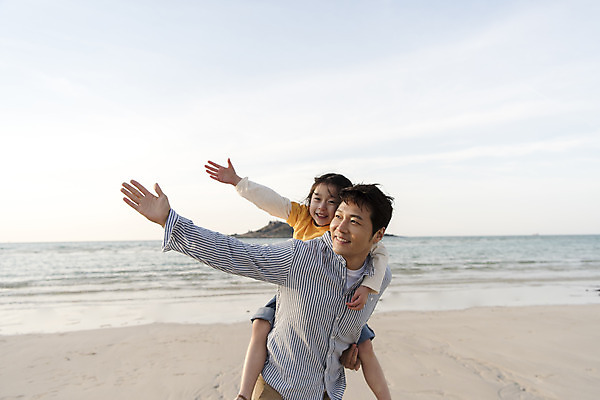 포토 JPG 주간 여자 남자 딸 행복 어린이 바다 여행 가족 하늘 가족여행 서기 미소 상반신 성인 해변 야외 두명 앞모습 30대 제주시 손들기 맑음 화목 봄 한국인 가족라이프 아빠 핵가족 즐거움 업기 바다여행 한림읍 부녀 금능해수욕장 국내포토 자연요소 라이프스타일 계절 감정 뷰포인트 컨셉 관계 모션 날씨 표정 사람 동양인 장년 제주도 해수욕장 파일형식