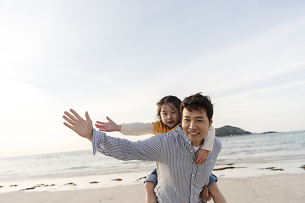 포토 JPG 주간 여자 남자 딸 행복 어린이 바다 여행 가족 하늘 가족여행 서기 미소 상반신 성인 해변 야외 두명 앞모습 30대 제주시 손들기 맑음 화목 봄 한국인 가족라이프 아빠 핵가족 즐거움 업기 바다여행 한림읍 부녀 금능해수욕장 국내포토 자연요소 라이프스타일 계절 감정 뷰포인트 컨셉 관계 모션 날씨 표정 사람 동양인 장년 제주도 해수욕장 파일형식