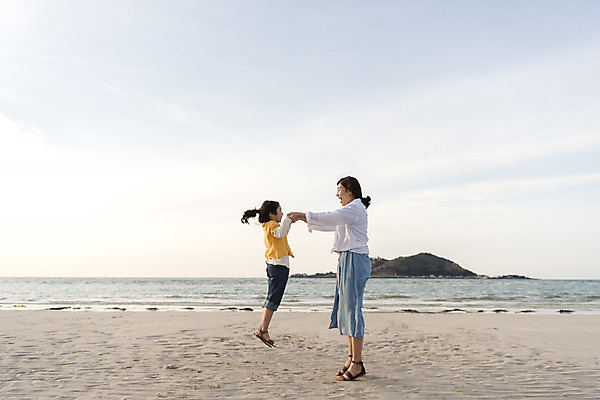 포토 JPG 주간 전신 여자 딸 행복 어린이 바다 여행 장난 가족 놀이 하늘 모녀 엄마 가족여행 서기 들기 성인 해변 야외 두명 옆모습 30대 제주시 손잡기 맑음 화목 봄 한국인 가족라이프 핵가족 즐거움 바다여행 한림읍 여자만 금능해수욕장 국내포토 자연요소 라이프스타일 계절 감정 뷰포인트 컨셉 관계 모션 날씨 사람 동양인 장년 제주도 해수욕장 파일형식