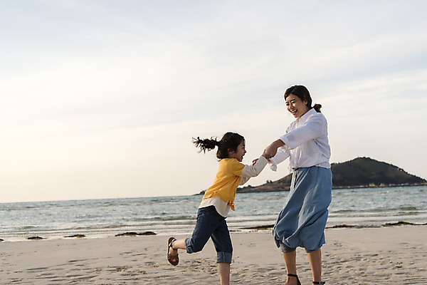 포토 JPG 주간 전신 여자 딸 행복 어린이 바다 여행 장난 가족 놀이 하늘 모녀 엄마 가족여행 서기 들기 성인 해변 야외 두명 옆모습 30대 제주시 손잡기 맑음 화목 봄 한국인 가족라이프 핵가족 즐거움 바다여행 한림읍 여자만 금능해수욕장 국내포토 자연요소 라이프스타일 계절 감정 뷰포인트 컨셉 관계 모션 날씨 사람 동양인 장년 제주도 해수욕장 파일형식