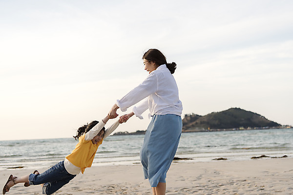 포토 JPG 주간 전신 여자 딸 행복 어린이 바다 여행 장난 가족 놀이 하늘 모녀 엄마 가족여행 서기 들기 상반신 성인 해변 야외 두명 옆모습 30대 제주시 손잡기 맑음 화목 봄 한국인 가족라이프 핵가족 즐거움 바다여행 한림읍 여자만 금능해수욕장 국내포토 자연요소 라이프스타일 계절 감정 뷰포인트 컨셉 관계 모션 날씨 사람 동양인 장년 제주도 해수욕장 파일형식