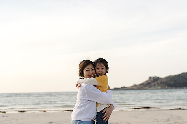 포토 JPG 주간 여자 딸 행복 어린이 바다 여행 가족 포옹 하늘 모녀 엄마 가족여행 서기 상반신 성인 해변 야외 두명 옆모습 30대 제주시 맑음 화목 봄 한국인 가족라이프 핵가족 즐거움 바다여행 한림읍 여자만 금능해수욕장 국내포토 자연요소 라이프스타일 계절 감정 뷰포인트 컨셉 관계 안기 모션 날씨 사람 동양인 장년 제주도 해수욕장 파일형식