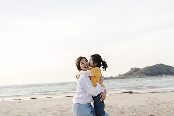 포토 JPG 주간 여자 딸 행복 어린이 바다 여행 가족 포옹 하늘 모녀 엄마 가족여행 서기 상반신 성인 해변 야외 두명 옆모습 30대 제주시 맑음 화목 봄 한국인 가족라이프 핵가족 즐거움 바다여행 한림읍 여자만 금능해수욕장 국내포토 자연요소 라이프스타일 계절 감정 뷰포인트 컨셉 관계 안기 모션 날씨 사람 동양인 장년 제주도 해수욕장 파일형식