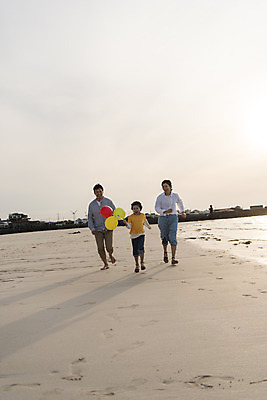 포토 JPG 주간 전신 여자 남자 딸 행복 어린이 바다 여행 가족 하늘 엄마 가족여행 들기 성인 해변 야외 앞모습 세명 30대 제주시 걷기 맑음 화목 봄 한국인 가족라이프 아빠 핵가족 즐거움 풍선 바다여행 한림읍 금능해수욕장 국내포토 자연요소 라이프스타일 계절 감정 뷰포인트 컨셉 관계 모션 날씨 사람 동양인 장년 제주도 해수욕장 파일형식