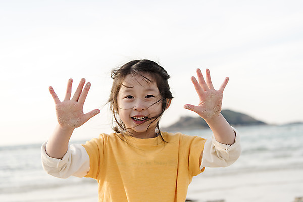 포토 JPG 주간 여자 행복 어린이 모래 바다 여행 하늘 가족여행 손바닥 한명 서기 미소 소녀 상반신 해변 야외 앞모습 제주시 맑음 화목 봄 가족라이프 핵가족 즐거움 보여주기 묻은 바다여행 한림읍 소녀한명만 금능해수욕장 국내포토 자연요소 1 라이프스타일 손 계절 감정 뷰포인트 컨셉 가족 모션 날씨 표정 사람 제주도 해수욕장 여자한명만 소녀만 파일형식