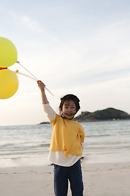 포토 JPG 주간 여자 행복 어린이 바다 여행 하늘 가족여행 한명 서기 미소 들기 소녀 상반신 해변 야외 앞모습 제주시 맑음 화목 봄 가족라이프 핵가족 즐거움 풍선 바다여행 한림읍 소녀한명만 금능해수욕장 국내포토 자연요소 1 라이프스타일 계절 감정 뷰포인트 컨셉 가족 모션 날씨 표정 사람 제주도 해수욕장 여자한명만 소녀만 파일형식