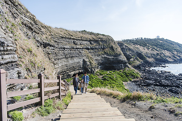 포토 JPG 주간 전신 여자 남자 딸 행복 어린이 바다 여행 가족 엄마 가족여행 성인 야외 앞모습 세명 30대 제주도 계단 맑음 화목 봄 산책로 한국인 바위 가족라이프 아빠 핵가족 즐거움 봄여행 수월봉 국내포토 자연요소 라이프스타일 계절 감정 길 뷰포인트 컨셉 관계 날씨 산 한국 사람 동양인 장년 돌_바위 파일형식