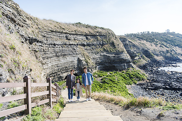 포토 JPG 주간 전신 여자 남자 딸 행복 어린이 바다 여행 가족 엄마 가족여행 성인 야외 앞모습 세명 30대 제주도 계단 맑음 화목 봄 산책로 한국인 바위 가족라이프 아빠 핵가족 즐거움 봄여행 수월봉 국내포토 자연요소 라이프스타일 계절 감정 길 뷰포인트 컨셉 관계 날씨 산 한국 사람 동양인 장년 돌_바위 파일형식