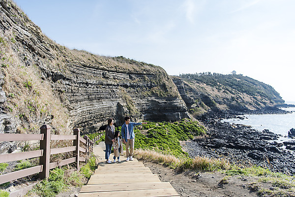 포토 JPG 주간 전신 여자 남자 딸 행복 어린이 바다 여행 가족 엄마 가족여행 성인 야외 앞모습 옆모습 세명 30대 제주도 계단 맑음 화목 봄 산책로 한국인 바위 가족라이프 아빠 핵가족 즐거움 봄여행 수월봉 국내포토 자연요소 라이프스타일 계절 감정 길 뷰포인트 컨셉 관계 날씨 산 한국 사람 동양인 장년 돌_바위 파일형식