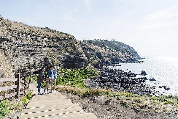 포토 JPG 주간 전신 여자 남자 딸 행복 어린이 바다 여행 가족 엄마 가족여행 성인 야외 앞모습 옆모습 세명 30대 제주도 계단 맑음 화목 봄 산책로 한국인 바위 가족라이프 아빠 핵가족 즐거움 봄여행 수월봉 국내포토 자연요소 라이프스타일 계절 감정 길 뷰포인트 컨셉 관계 날씨 산 한국 사람 동양인 장년 돌_바위 파일형식