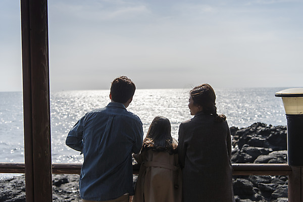 포토 JPG 주간 구름 여자 남자 딸 행복 어린이 바다 여행 가족 하늘 엄마 가족여행 서기 상반신 성인 야외 뒷모습 세명 30대 제주도 맑음 화목 봄 한국인 가족라이프 아빠 핵가족 즐거움 봄여행 수월봉 국내포토 자연요소 라이프스타일 계절 감정 뷰포인트 컨셉 관계 모션 날씨 산 한국 사람 동양인 장년 파일형식