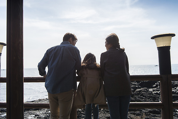 포토 JPG 주간 구름 여자 남자 딸 행복 어린이 바다 여행 가족 하늘 엄마 가족여행 서기 상반신 성인 야외 뒷모습 세명 30대 제주도 맑음 화목 봄 한국인 가족라이프 아빠 핵가족 즐거움 봄여행 수월봉 국내포토 자연요소 라이프스타일 계절 감정 뷰포인트 컨셉 관계 모션 날씨 산 한국 사람 동양인 장년 파일형식