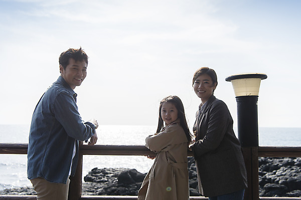 포토 JPG 주간 구름 여자 남자 딸 행복 어린이 바다 여행 가족 하늘 엄마 가족여행 서기 미소 상반신 성인 야외 옆모습 세명 30대 제주도 맑음 화목 봄 한국인 가족라이프 아빠 핵가족 즐거움 봄여행 수월봉 국내포토 자연요소 라이프스타일 계절 감정 뷰포인트 컨셉 관계 모션 날씨 산 한국 표정 사람 동양인 장년 파일형식