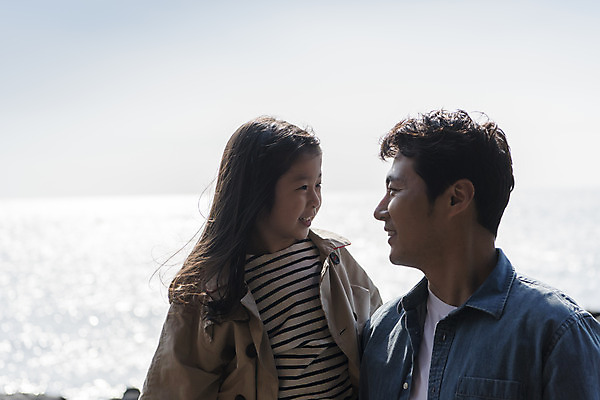 포토 JPG 주간 여자 남자 딸 행복 어린이 바다 여행 가족 가족여행 서기 미소 상반신 성인 야외 두명 앞모습 30대 제주도 마주보기 맑음 화목 봄 한국인 가족라이프 아빠 핵가족 즐거움 봄여행 수월봉 부녀 국내포토 자연요소 라이프스타일 계절 감정 뷰포인트 컨셉 관계 모션 날씨 산 한국 표정 사람 동양인 장년 파일형식