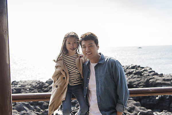 포토 JPG 주간 여자 남자 딸 행복 어린이 바다 여행 가족 가족여행 서기 미소 상반신 성인 야외 두명 앞모습 30대 제주도 맑음 화목 봄 한국인 가족라이프 아빠 핵가족 즐거움 봄여행 수월봉 부녀 국내포토 자연요소 라이프스타일 계절 감정 뷰포인트 컨셉 관계 모션 날씨 산 한국 표정 사람 동양인 장년 파일형식