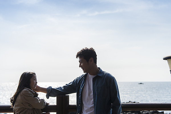 포토 JPG 주간 구름 여자 남자 딸 행복 어린이 바다 여행 가족 하늘 가족여행 서기 미소 상반신 성인 야외 두명 옆모습 30대 제주도 마주보기 맑음 화목 봄 한국인 가족라이프 아빠 핵가족 즐거움 봄여행 수월봉 부녀 국내포토 자연요소 라이프스타일 계절 감정 뷰포인트 컨셉 관계 모션 날씨 산 한국 표정 사람 동양인 장년 파일형식