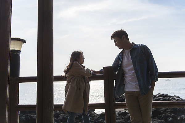 포토 JPG 주간 구름 여자 남자 딸 행복 어린이 바다 여행 가족 하늘 가족여행 서기 상반신 성인 야외 두명 앞모습 옆모습 30대 제주도 마주보기 맑음 화목 봄 한국인 가족라이프 아빠 핵가족 즐거움 봄여행 수월봉 부녀 국내포토 자연요소 라이프스타일 계절 감정 뷰포인트 컨셉 관계 모션 날씨 산 한국 사람 동양인 장년 파일형식