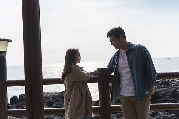 포토 JPG 주간 구름 여자 남자 딸 행복 어린이 바다 여행 가족 하늘 가족여행 서기 상반신 성인 야외 두명 앞모습 옆모습 30대 제주도 마주보기 맑음 화목 봄 한국인 가족라이프 아빠 핵가족 즐거움 봄여행 수월봉 부녀 국내포토 자연요소 라이프스타일 계절 감정 뷰포인트 컨셉 관계 모션 날씨 산 한국 사람 동양인 장년 파일형식