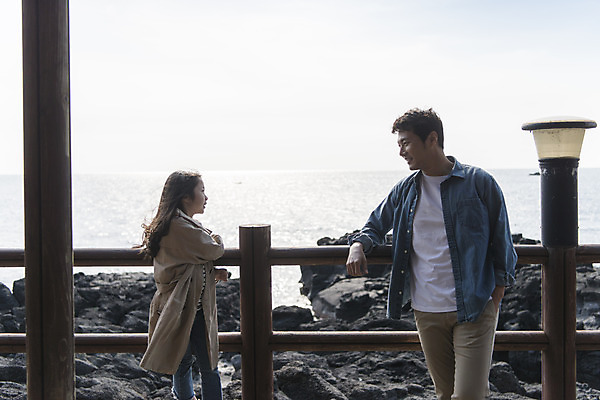 포토 JPG 주간 구름 여자 남자 딸 행복 어린이 바다 여행 가족 하늘 가족여행 서기 상반신 성인 야외 두명 앞모습 옆모습 30대 제주도 마주보기 맑음 화목 봄 한국인 가족라이프 아빠 핵가족 즐거움 봄여행 수월봉 부녀 국내포토 자연요소 라이프스타일 계절 감정 뷰포인트 컨셉 관계 모션 날씨 산 한국 사람 동양인 장년 파일형식