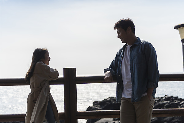 포토 JPG 주간 구름 여자 남자 딸 행복 어린이 바다 여행 가족 하늘 가족여행 서기 상반신 성인 야외 두명 앞모습 옆모습 30대 제주도 마주보기 맑음 화목 봄 한국인 가족라이프 아빠 핵가족 즐거움 봄여행 수월봉 부녀 국내포토 자연요소 라이프스타일 계절 감정 뷰포인트 컨셉 관계 모션 날씨 산 한국 사람 동양인 장년 파일형식