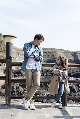 포토 JPG 주간 전신 여자 남자 딸 행복 어린이 바다 여행 가족 가족여행 서기 미소 성인 야외 두명 앞모습 30대 제주도 마주보기 팔짱 맑음 화목 봄 한국인 가족라이프 아빠 핵가족 즐거움 봄여행 수월봉 부녀 국내포토 자연요소 라이프스타일 계절 감정 뷰포인트 컨셉 관계 모션 날씨 산 한국 표정 사람 동양인 장년 파일형식