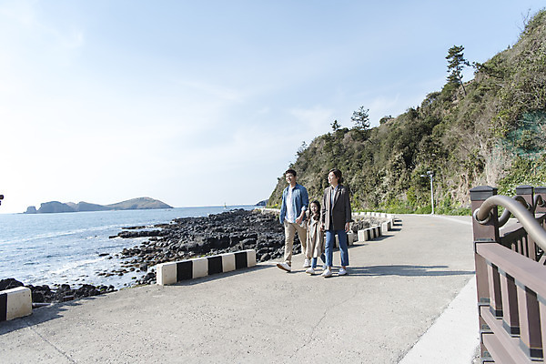 포토 JPG 주간 전신 여자 남자 딸 행복 어린이 바다 여행 가족 엄마 가족여행 성인 야외 옆모습 세명 30대 제주도 걷기 맑음 화목 봄 한국인 가족라이프 아빠 핵가족 즐거움 봄여행 수월봉 국내포토 자연요소 라이프스타일 계절 감정 뷰포인트 컨셉 관계 모션 날씨 산 한국 사람 동양인 장년 파일형식