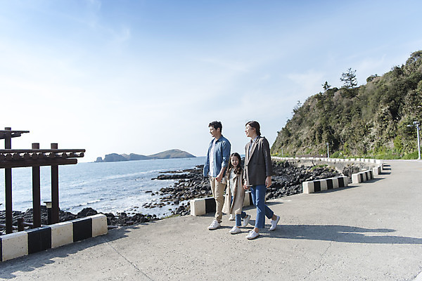 포토 JPG 주간 전신 여자 남자 딸 행복 어린이 바다 여행 가족 엄마 가족여행 성인 야외 옆모습 세명 30대 제주도 걷기 맑음 화목 봄 한국인 가족라이프 아빠 핵가족 즐거움 봄여행 수월봉 국내포토 자연요소 라이프스타일 계절 감정 뷰포인트 컨셉 관계 모션 날씨 산 한국 사람 동양인 장년 파일형식