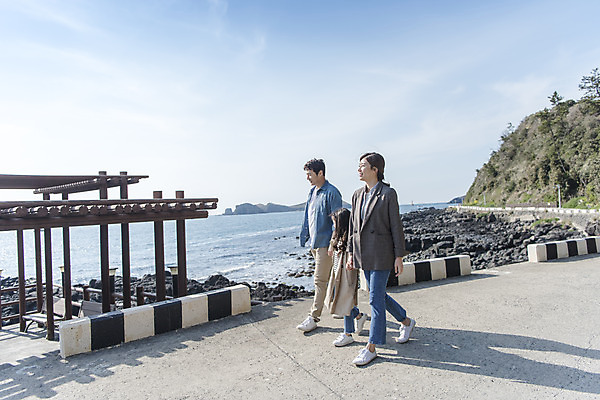 포토 JPG 주간 전신 여자 남자 딸 행복 어린이 바다 여행 가족 엄마 가족여행 성인 야외 옆모습 세명 30대 제주도 걷기 맑음 화목 봄 한국인 가족라이프 아빠 핵가족 즐거움 봄여행 수월봉 국내포토 자연요소 라이프스타일 계절 감정 뷰포인트 컨셉 관계 모션 날씨 산 한국 사람 동양인 장년 파일형식