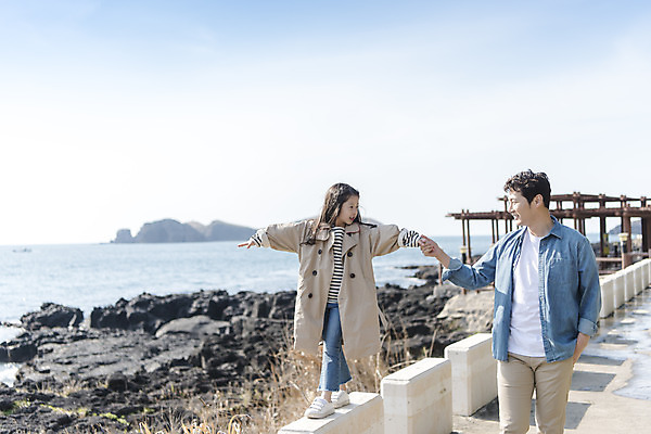 포토 JPG 주간 전신 여자 남자 딸 행복 어린이 바다 여행 난간 가족 하늘 팔벌리기 가족여행 미소 상반신 성인 야외 두명 앞모습 30대 제주도 걷기 손잡기 맑음 화목 봄 한국인 바위 가족라이프 아빠 핵가족 즐거움 봄여행 수월봉 부녀 국내포토 자연요소 라이프스타일 계절 감정 뷰포인트 컨셉 관계 모션 날씨 산 한국 표정 사람 동양인 장년 돌_바위 파일형식