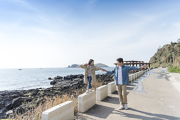 포토 JPG 주간 전신 여자 남자 딸 행복 어린이 바다 여행 난간 가족 하늘 팔벌리기 가족여행 미소 성인 야외 두명 앞모습 30대 제주도 걷기 손잡기 맑음 화목 봄 한국인 바위 가족라이프 아빠 핵가족 즐거움 봄여행 수월봉 부녀 국내포토 자연요소 라이프스타일 계절 감정 뷰포인트 컨셉 관계 모션 날씨 산 한국 표정 사람 동양인 장년 돌_바위 파일형식