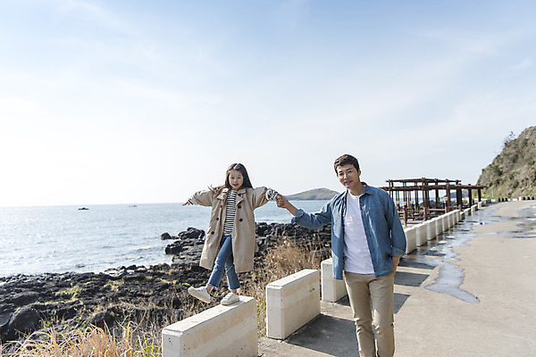 포토 JPG 주간 전신 여자 남자 딸 행복 어린이 바다 여행 난간 가족 하늘 팔벌리기 가족여행 미소 상반신 성인 야외 두명 앞모습 30대 제주도 걷기 손잡기 맑음 화목 봄 한국인 바위 가족라이프 아빠 핵가족 즐거움 봄여행 수월봉 부녀 국내포토 자연요소 라이프스타일 계절 감정 뷰포인트 컨셉 관계 모션 날씨 산 한국 표정 사람 동양인 장년 돌_바위 파일형식